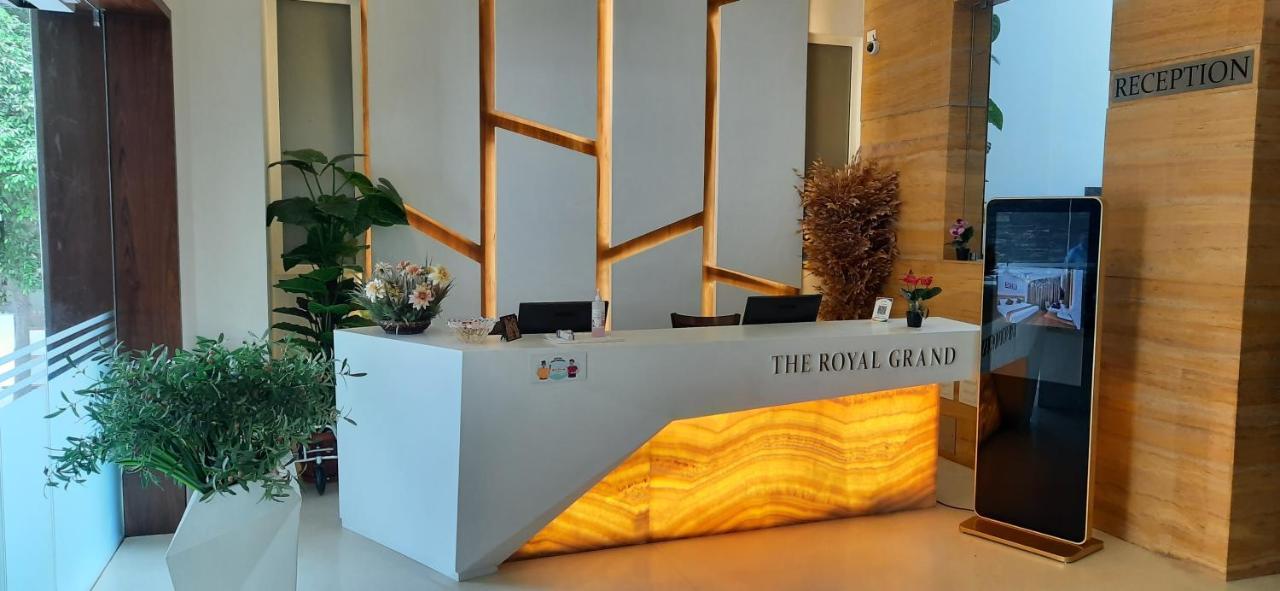 Hotel The Royal Grand Karūr Exterior foto
